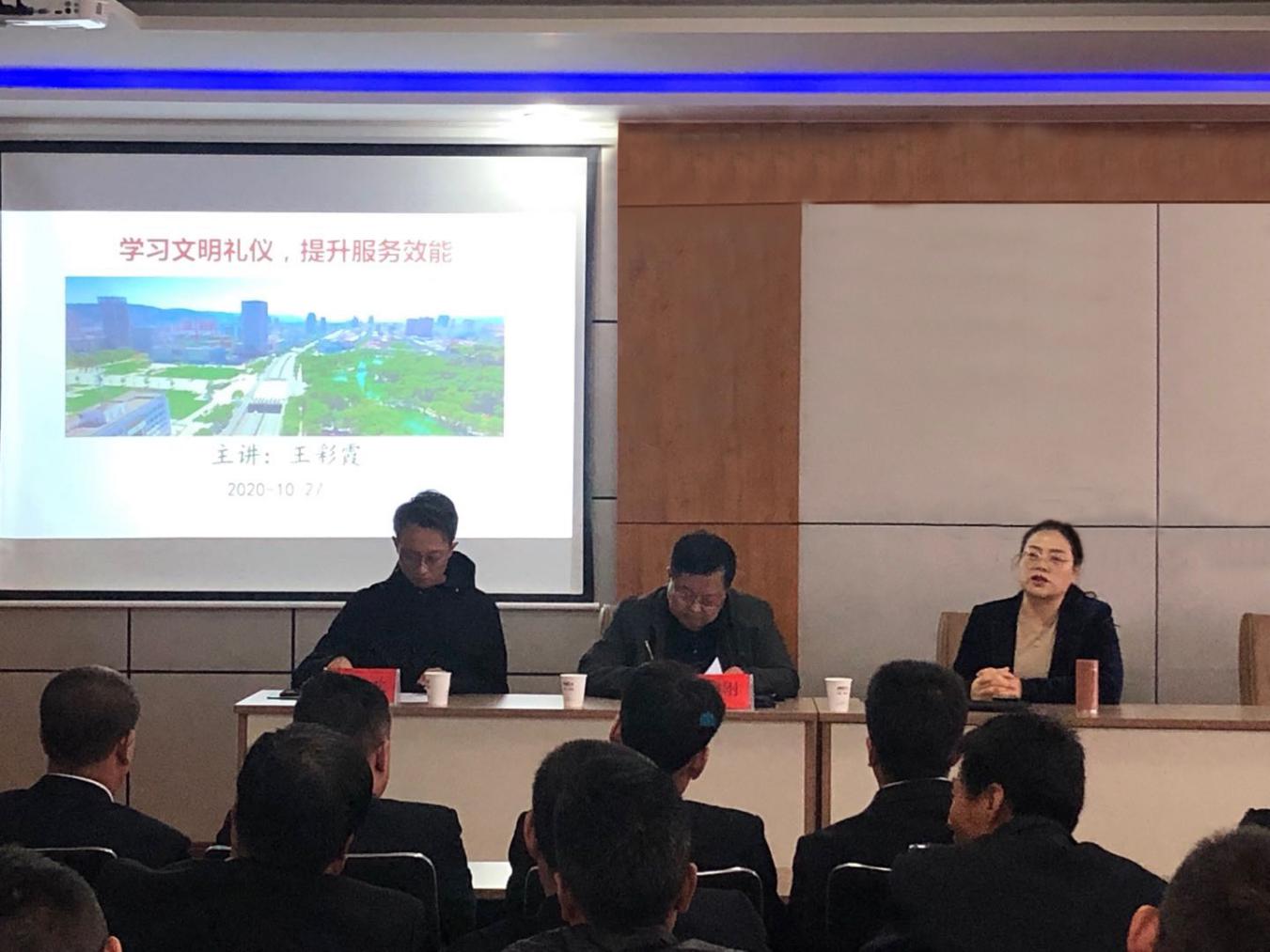 泓源出租车公司多措并举全力提升服务质量(图4) 泓源出租车公司多措并举全力提升服务质量(图4)