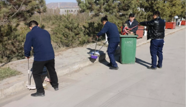文明创建我先行 ——九游在线登录入口-九游（中国）
团委开展环境卫生整治志愿活动(图2)