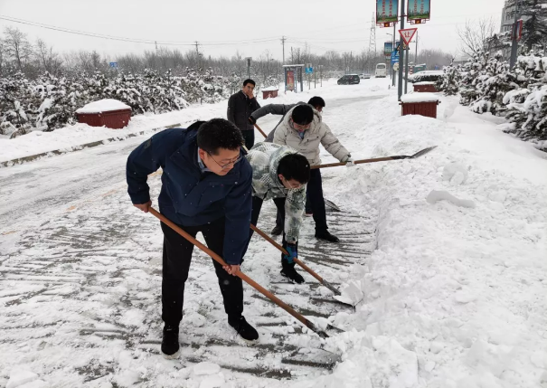 九游在线登录入口-九游（中国）
组织全体员工扫雪除冰(图2)