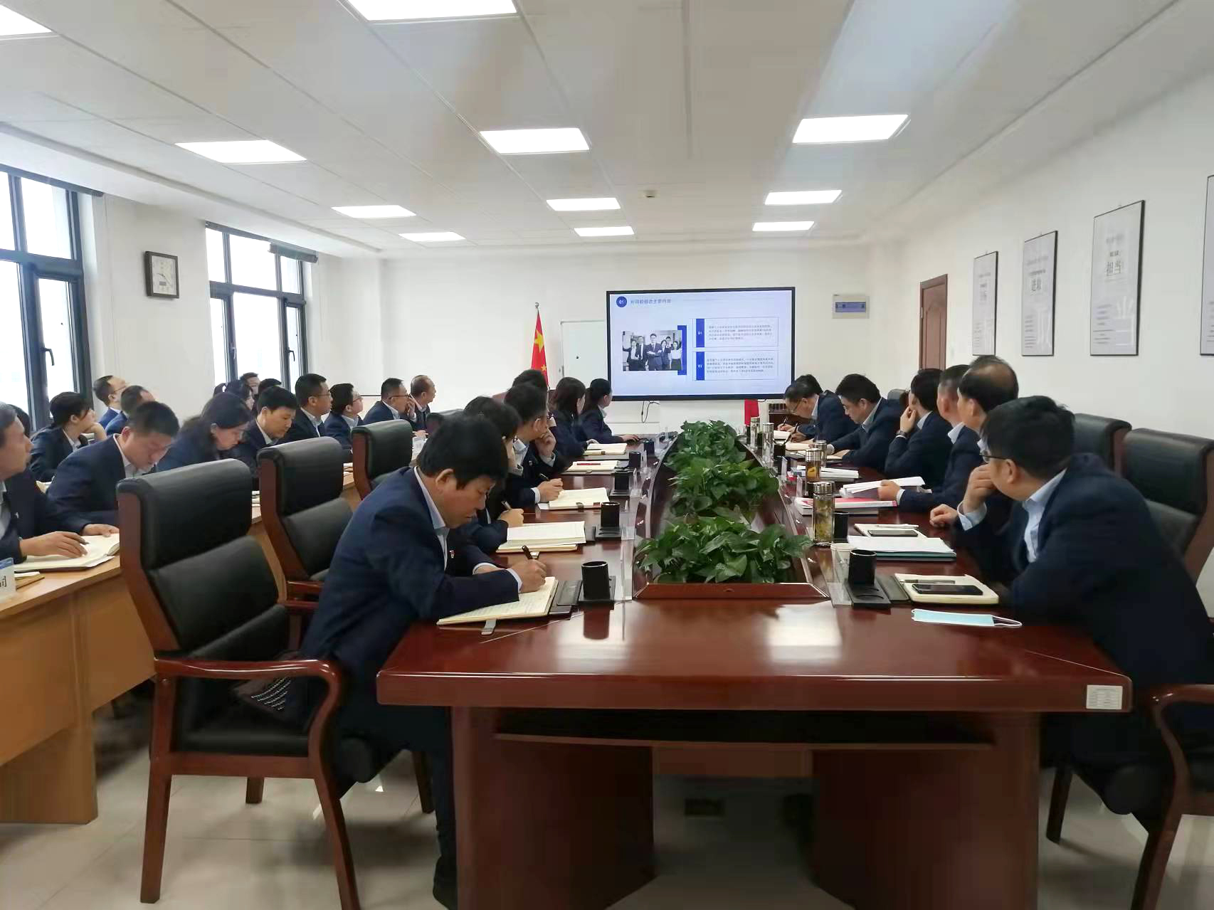 九游在线登录入口-九游（中国）
召开党委理论学习中心组集体学习会议(图2)