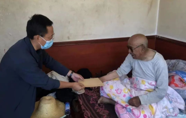 九游在线登录入口-九游(中国)
赴帮扶村对接工作并慰问困难党员(图2) 九游在线登录入口-九游(中国)
赴帮扶村对接工作并慰问困难党员(图2)